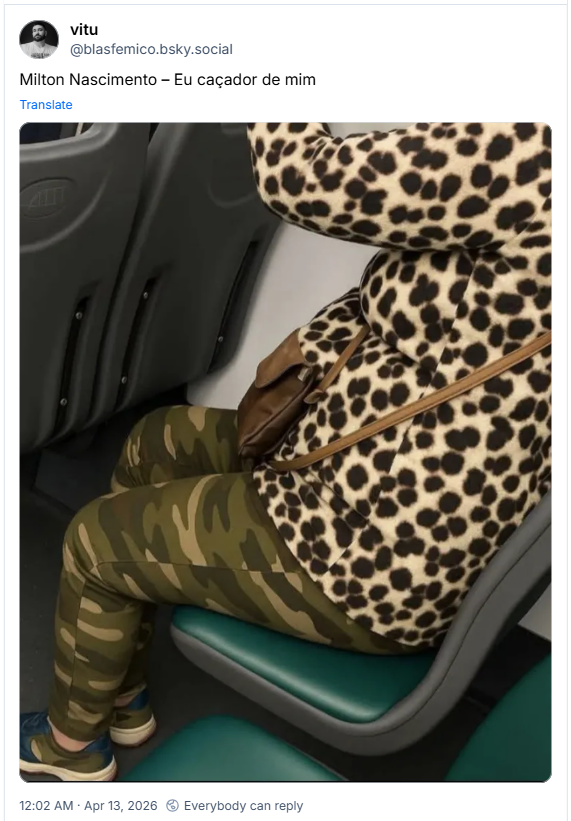 Post de vitu (@blasfemico.bsky.social) :
Milton Nascimento – Eu caçador de mim
Post contém imagem do corpo de uma pessoa usando calça com estampa de camuflagem, geralmente usada por caçadores e blusa com estampa de leopardo, um animal selvagem.