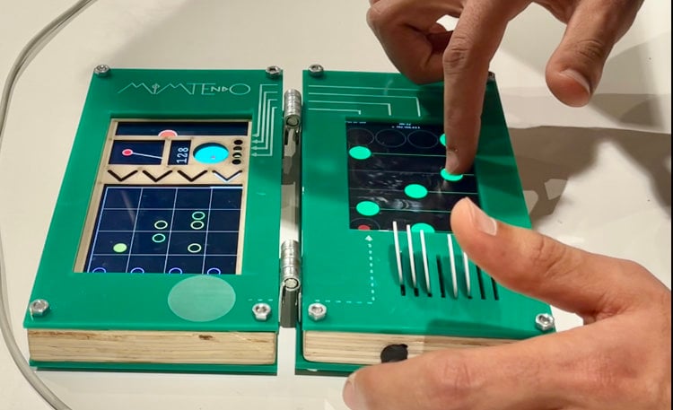 Instrument fabriqué avec deux smartphones et ressemblant à une Nintendo DS