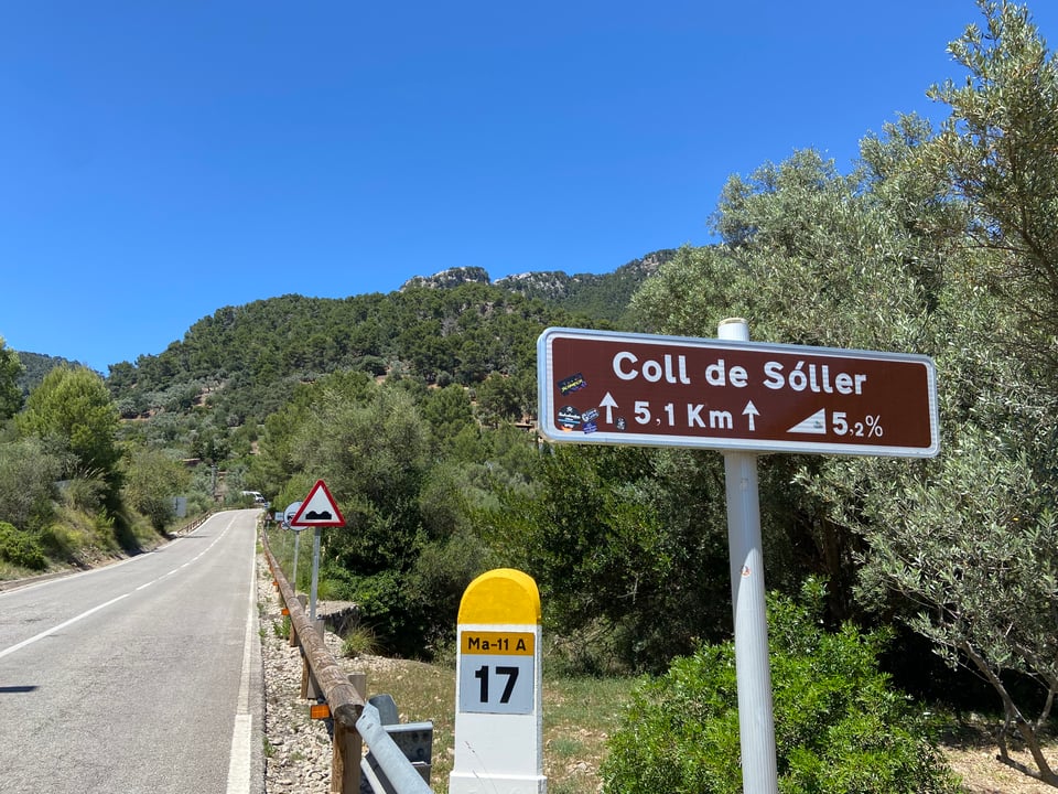 the sign at the bottom of the North side of the Col de Sóller explaining it is 5.1km long with an average gradient of 5.2%