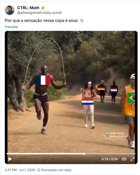 Post de CTRL: Math 🪐 (‪@alteregomath.bsky.social‬): Pior que a sensação nessa copa é essa: 👇🏻 (post contém video de pessoas subindo uma estrada de terra ingreme, com bandeiras dos países que permanecem na copa marcando algumas pessoas e, marcando a frança, um homem negro, forte e impassível à subida, a faz pulando corda)