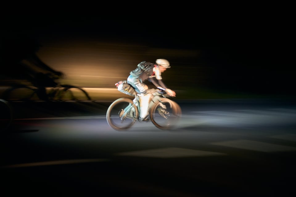 Ein Gravel Fahrer bei Nacht
