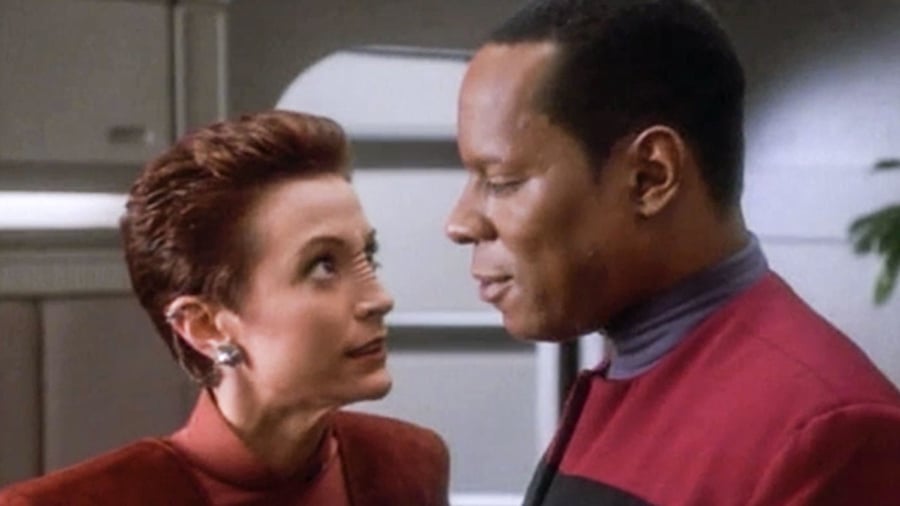 A screenshot from Deep Space 9, featuring Major Kira and Commander Sisko facing each other and probably chatting.