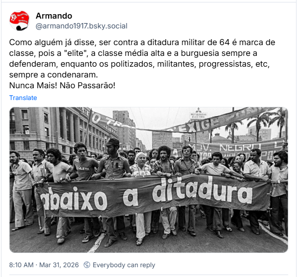 Post de Armando (@armando1917.bsky.social): Como alguém já disse, ser contra a ditadura militar de 64 é marca de classe, pois a "elite", a classe média alta e a burguesia sempre a defenderam, enquanto os politizados, militantes, progressistas, etc, sempre a condenaram. Nunca Mais! Não Passarão! (fotografia em preto e branco de uma manifestação de rua no Brasil durante a ditadura militar. Um grupo denso de pessoas caminha de frente, segurando uma grande faixa escura onde se lê, em letras brancas e garrafais: "abaixo a ditadura".)