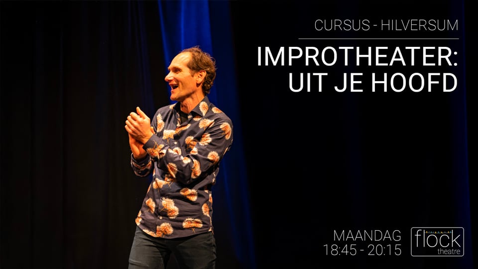 een lachende acteur klapt in zijn handen