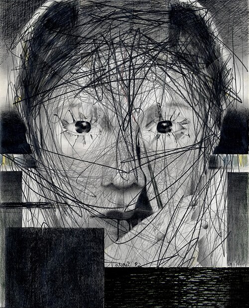 Esta obra de arte expressiva apresenta um retrato em close de um rosto humano, criado com uma técnica mista que combina realismo e abstração caótica. A face, desenhada com sombreamento suave em grafite, é sobreposta por uma intensa rede de linhas pretas frenéticas e emaranhadas, que lembram rabiscos ou fios de cabelo desordenados, cobrindo grande parte da testa e das bochechas. Os olhos são o ponto focal: grandes, escuros e arregalados, eles parecem observar o espectador através de uma "teia" de traços finos que partem das pálpebras como cílios exagerados e pontiagudos. A composição é emoldurada por formas geométricas sólidas e pretas na parte inferior e nas laterais, criando um contraste marcante entre a precisão dos blocos retangulares e a angústia visual dos riscos orgânicos sobre o rosto.