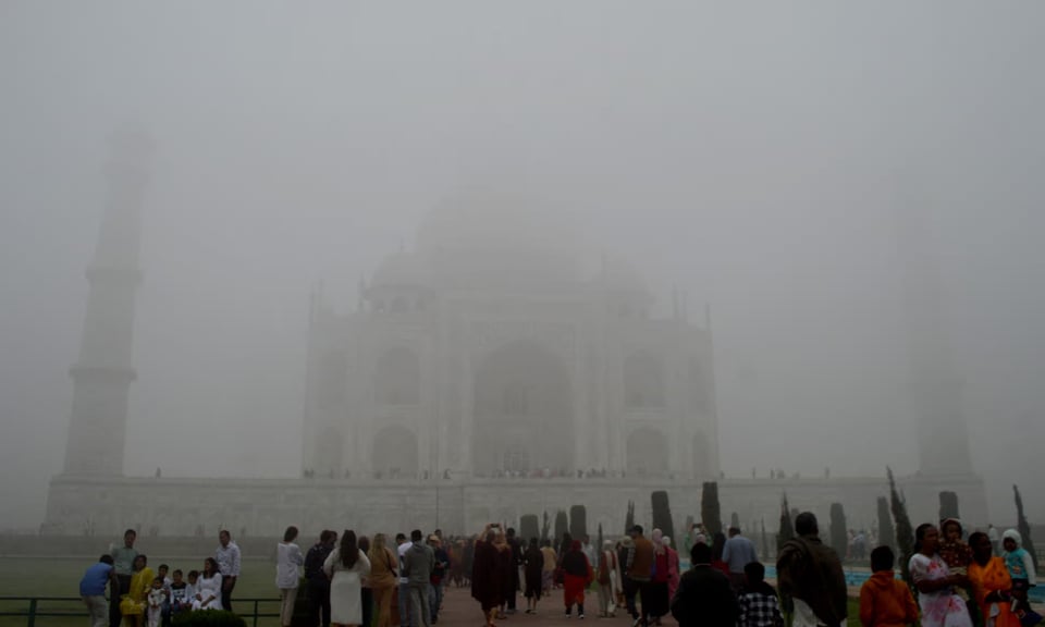 delhi-smog-covers-taj-mahal