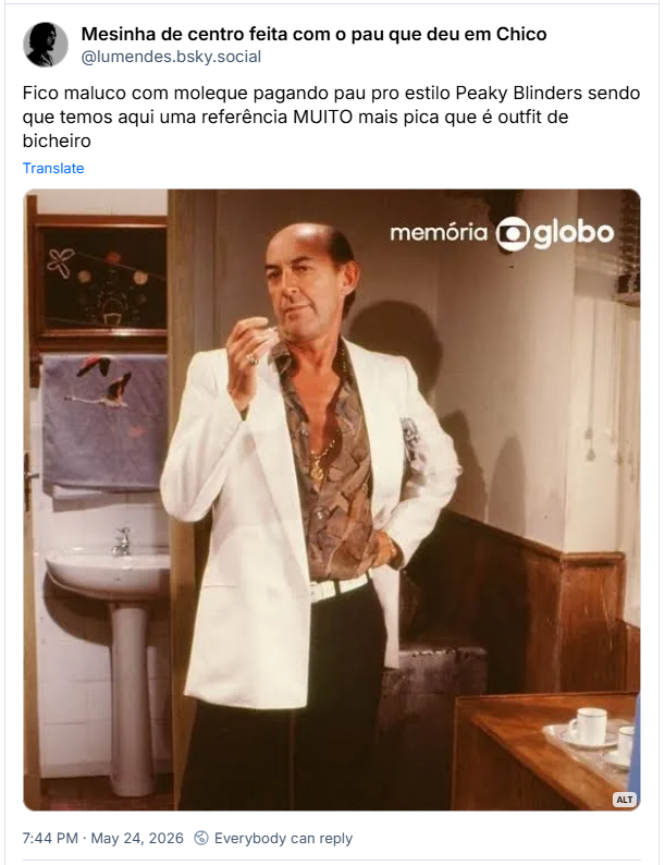 Post de Mesinha de centro feita com o pau que deu em Chico (@lumendes.bsky.social)
Fico maluco com moleque pagando pau pro estilo Peaky Blinders sendo que temos aqui uma referência MUITO mais pica que é outfit de bicheiro
Post contém imagem com a descrição: “Imagem de Raul Cortez na novela Partido Alto. Ele veste um terno branco, camisa florida aberta no peito, corrente de ouro e uma calça preta. Encarar a câmera coko quem tenta seduzir o espectador.”