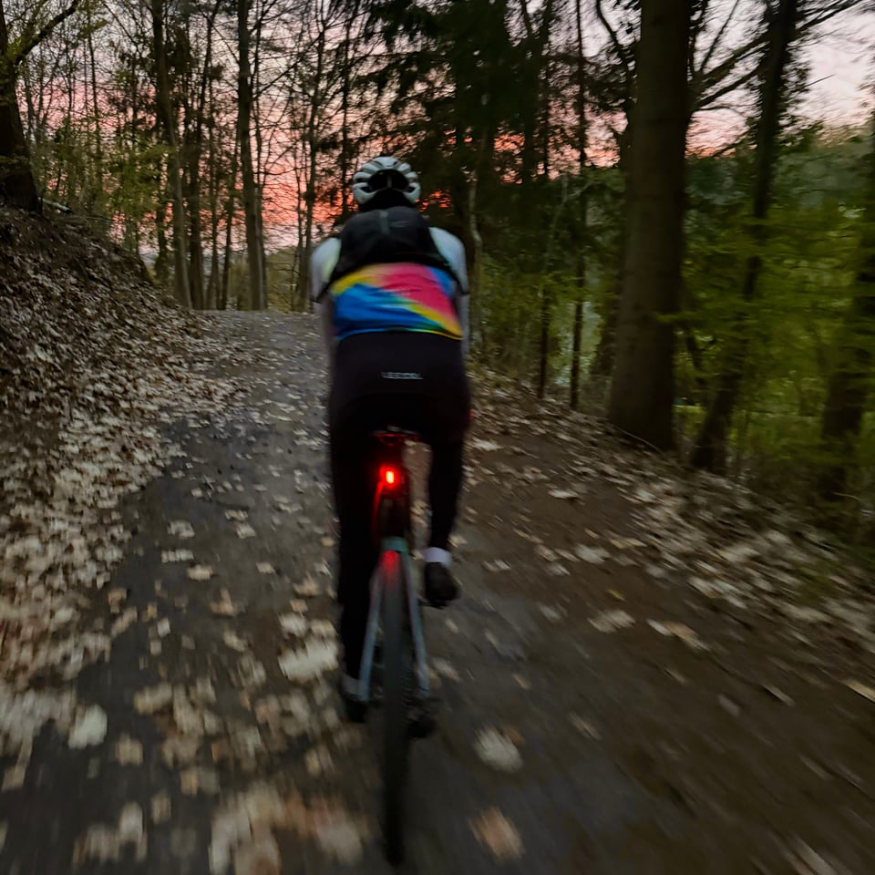 Radfahrer im Sonnenuntergang