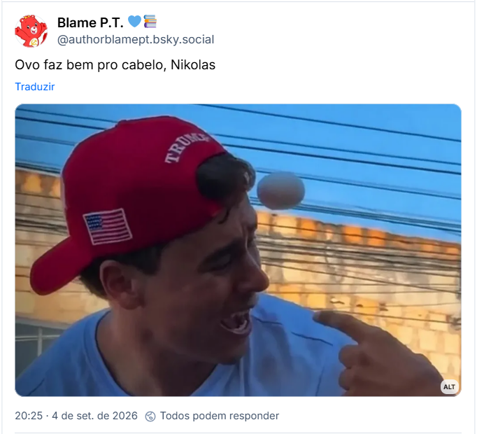 Post de Blame P.T. 💙📚 (@authorblamept.bsky.social): Ovo faz bem pro cabelo, Nikolas
(post contém imagem com seguinte descrição: Nikolas Ferreira com boné do Trump, desesperado ao receber ovadas em ato político em Minas Gerais.