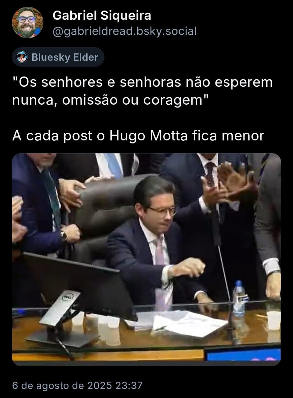 Imagem mostra post de ‪@gabrieldread.bsky.social com o texto “Os senhores e senhoras não esperem nunca, omissão ou coragem” A cada post o Hugo Motta fica menor. O post tem imagem do Hugo Motta se sentando na cadeira da presidência da mesa diretora, com vários deputados atrás dele.