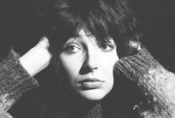 The profile photo of Kate Bush for the cover of Under the Ivy
