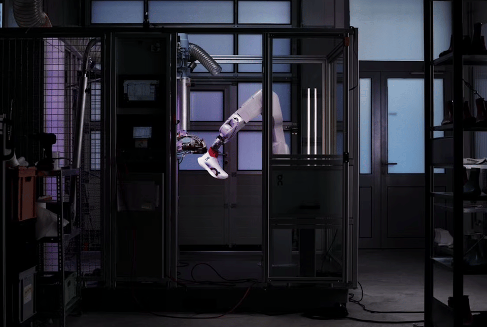 A robot in an On factory creates a running shoe using LightSpray technology.