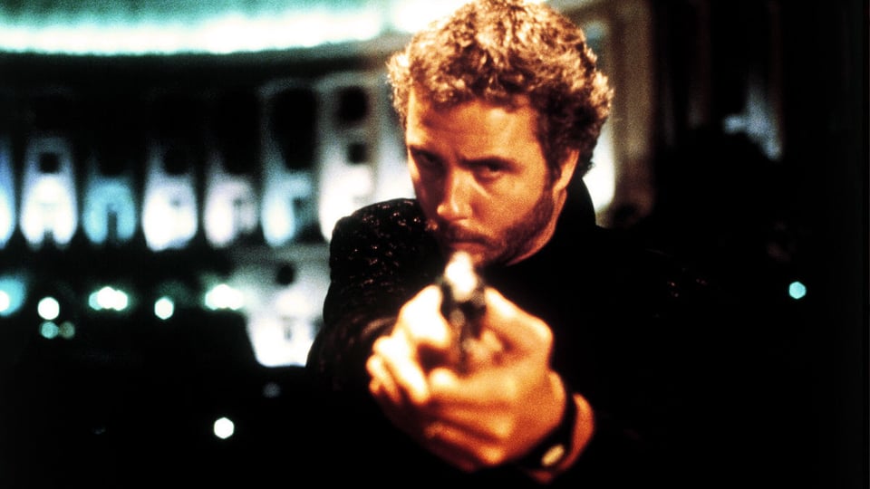 William Petersen as Will Graham pointing the gun at something.