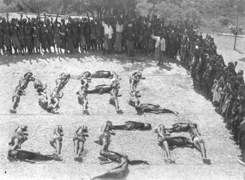 “…nal, …uiça”. Fontoura album, 1936-1940. Arquivo de História Social, PT-AHS-ICS-AF-6-16975.