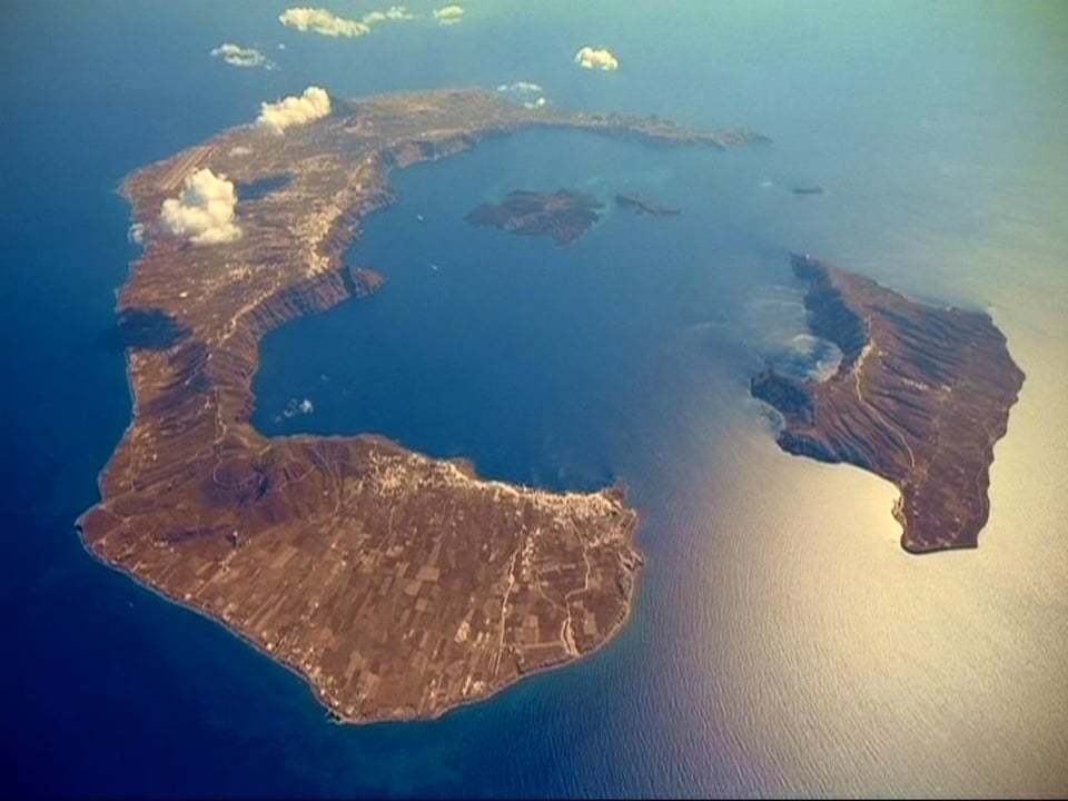 Το τσουνάμι που προκλήθηκε εξαφάνισε πολλά νησιά του Αιγαίου και κατέστρεψε τον μινωικό πολιτισμό της Κρήτης