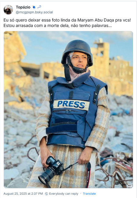 Post de Topázio (‪@mcgpspn.bsky.social‬) com uma foto e o texto: Eu só quero deixar essa foto linda da Maryam Abu Daqa pra vcs! Estou arrasada com a morte dela, não tenho palavras...