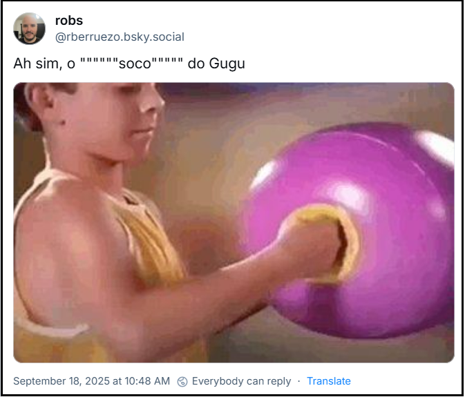 Post de robs (‪@rberruezo.bsky.social‬) com o texto: “Ah sim, o """"""soco""""" do Gugu” - e uma imagem do brinquedo Soco do Gugu, onde vc enfiava sua mão numa luva gigante