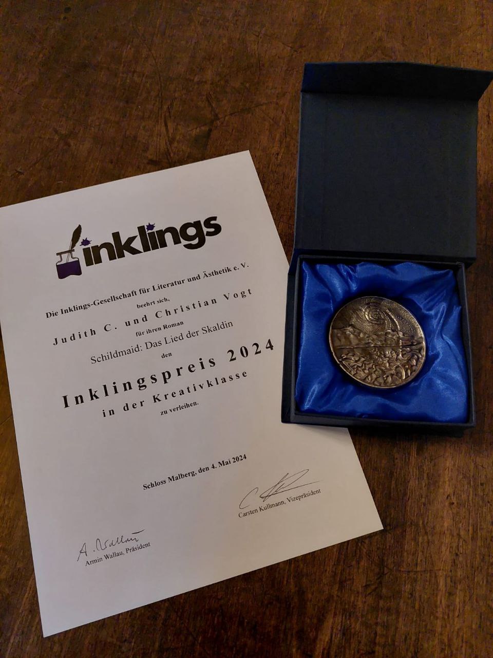 Die Urkunde und die Medaille des Inklings-Preises