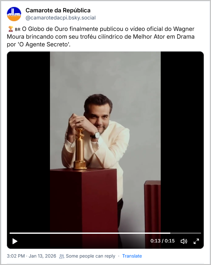Post de ‪Camarote da República‬ (‪@camarotedacpi.bsky.social‬) com o texto: 🏆🇧🇷 O Globo de Ouro finalmente publicou o vídeo oficial do Wagner Moura brincando com seu troféu cilíndrico de Melhor Ator em Drama por 'O Agente Secreto'. (post contém um video)
