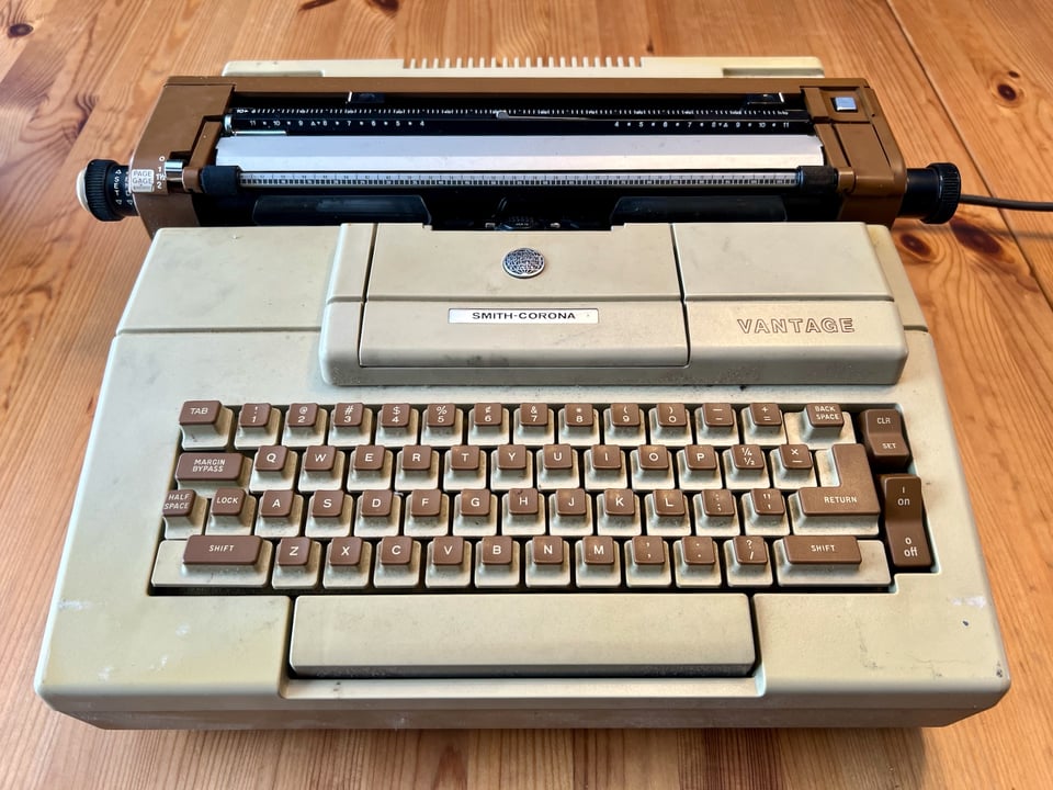 A Smith-Corona Vantage electric typewriter, fresh from the dump.
