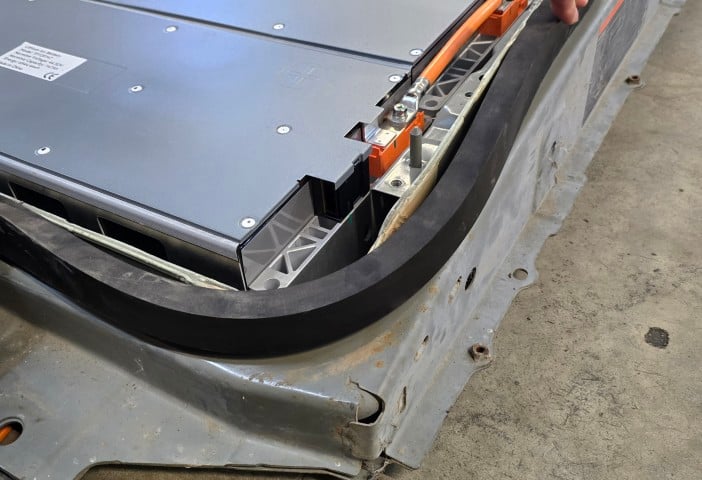 Rubber spacer required between box and lid