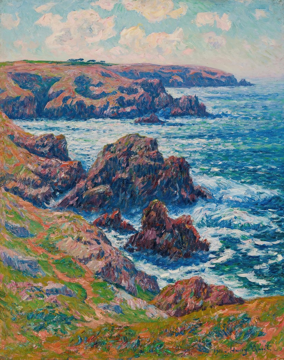 View from a green coast on rocky cliffs and a dark blue ocean in Cléden (Brittany) under a cloudy sky.