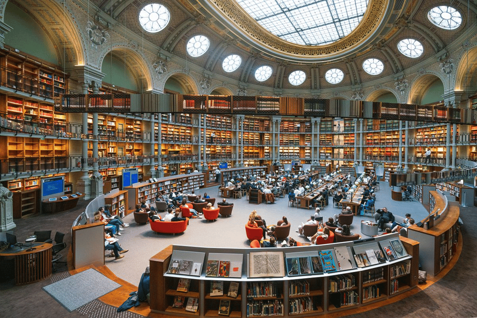 Une grande salle ovale de bibliothèque
