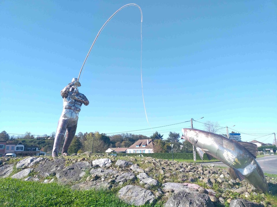 Le rond-point du saumon à Navarrenx. Un symbole cabossé et tagué d'une espèce qui va disparaître.