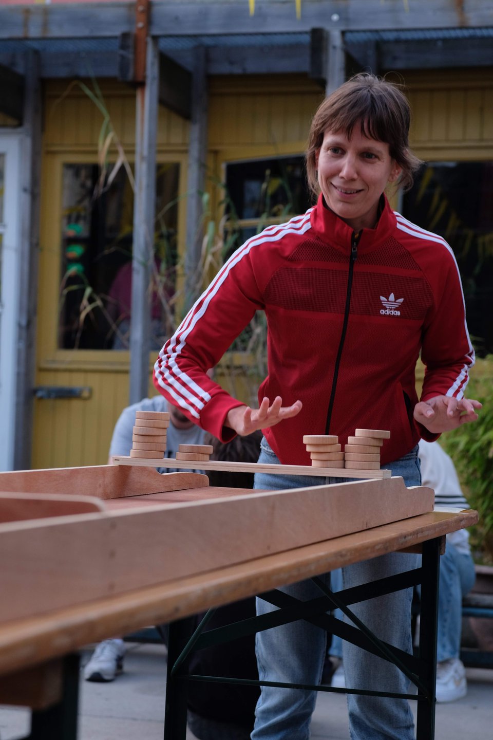 a woman playing sjoelen