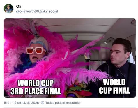 Post de Oli (@oliaworth96.bsky.social) tem uma foto de uma cena de filme, onde dois atores estão dentro de um veículo. Um deles está vestido em estilo Drag Queen, com penas pink, óculos enormes, turbante com penas e a legenda: "World Cup 3rd place final". Ao seu lado o outro ator está bem discreto, vestido apenas de preto, usando cabelos curtos e escuros, com a seguinte legenda abaixo: World Cup Final