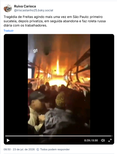 Post de Ruiva Carioca (@iriscastanho25.bsky.social): Tragédia de Freitas agindo mais uma vez em São Paulo: primeiro sucateia, depois privatiza, em seguida abandona e faz roleta russa diária com os trabalhadores.

Post contém video de passageiro mostrando o momento da explosão dentro do trem