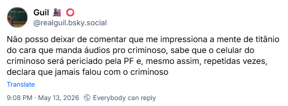Post de Guil 🚂 ⭕ (@realguil.bsky.social): Não posso deixar de comentar que me impressiona a mente de titânio do cara que manda áudios pro criminoso, sabe que o celular do criminoso será periciado pela PF e, mesmo assim, repetidas vezes, declara que jamais falou com o criminoso
