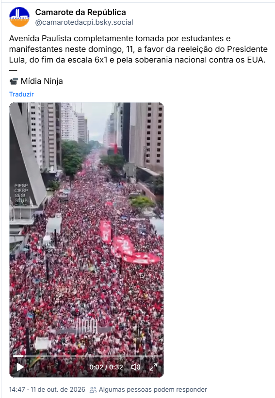 Post de Camarote da República (@camarotedacpi.bsky.social): Avenida Paulista completamente tomada por estudantes e manifestantes neste domingo, 11, a favor da reeleição do Presidente Lula, do fim da escala 6x1 e pela soberania nacional contra os EUA. (video aéreo da Av. Paulista tomada pelo povo) — 📹 Mídia Ninja