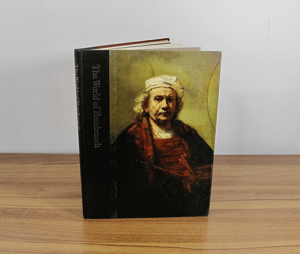 Un livre d'art sur Rembrandt. Il a l'air très gros et une femme nous juge en couverture