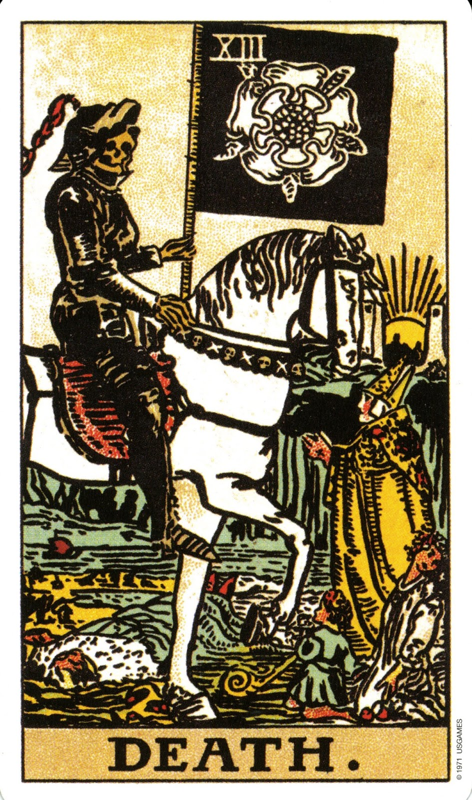 Imagem clássica da Morte no deck Waite-Smith: um cavaleiro de armadura negra, brandeira preta com uma flor branca, cavalga em um cavalo branco. À frente, temos a imagem de um clérigo que parece pedir clemência. No chão, restos mortais de pessoas. Ao fundo, entre duas torres, vemos o sol se pondo... ou nascendo.