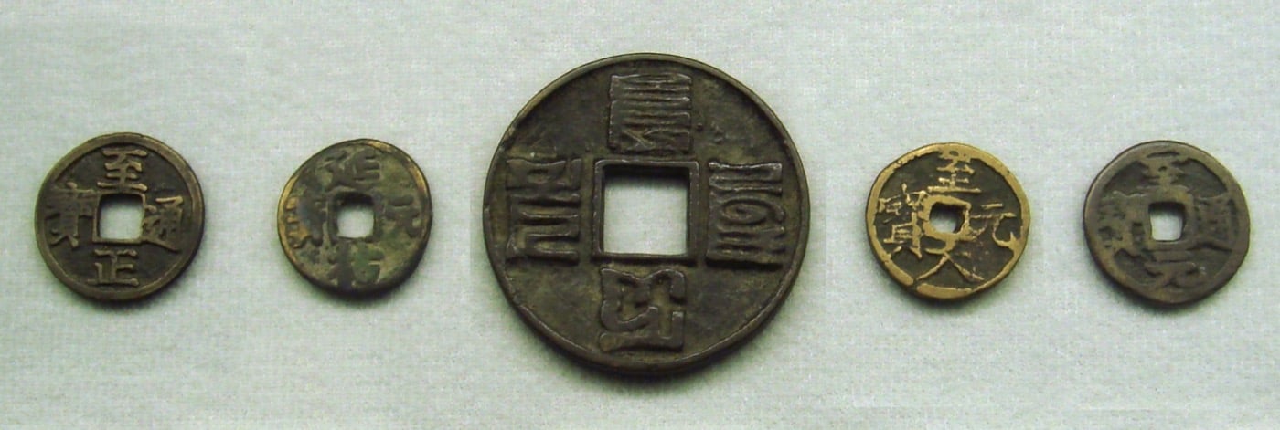 Yuan dynasty coinage. By PHGCOM - Own work, photographed at Japan Currency Museum, CC BY-SA 3.0.