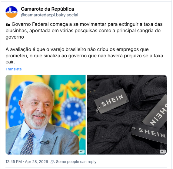 Post de Camarote da República (‪@camarotedacpi.bsky.social‬): 🛍 Governo Federal começa a se movimentar para extinguir a taxa das blusinhas, apontada em várias pesquisas como a principal sangria do governo. A avaliação é que o varejo brasileiro não criou os empregos que prometeu, o que sinaliza ao governo que não haverá prejuízo se a taxa cair. (Fotografia do Presidente Lula em plano médio, do peito para cima, levemente voltado para a direita com um sorriso sereno. Ele possui cabelos e barba curtos e grisalhos. Veste um paletó cinza claro, camisa social azul clara e uma gravata com listras diagonais em tons de azul e dourado. Um microfone de lapela preto está preso à gola do paletó. Ao fundo, de forma desfocada, estão as bandeiras do Brasil e a do Brasão de Armas da República. E foto em plano fechado de um amontoado de roupas de tecido canelado na cor preta. Sobre as peças, aparecem quatro etiquetas retangulares de papel na cor preta com o nome da marca "SHEIN" escrito em letras maiúsculas brancas. As etiquetas estão espalhadas em diferentes ângulos, presas ao tecido por cordões finos.)