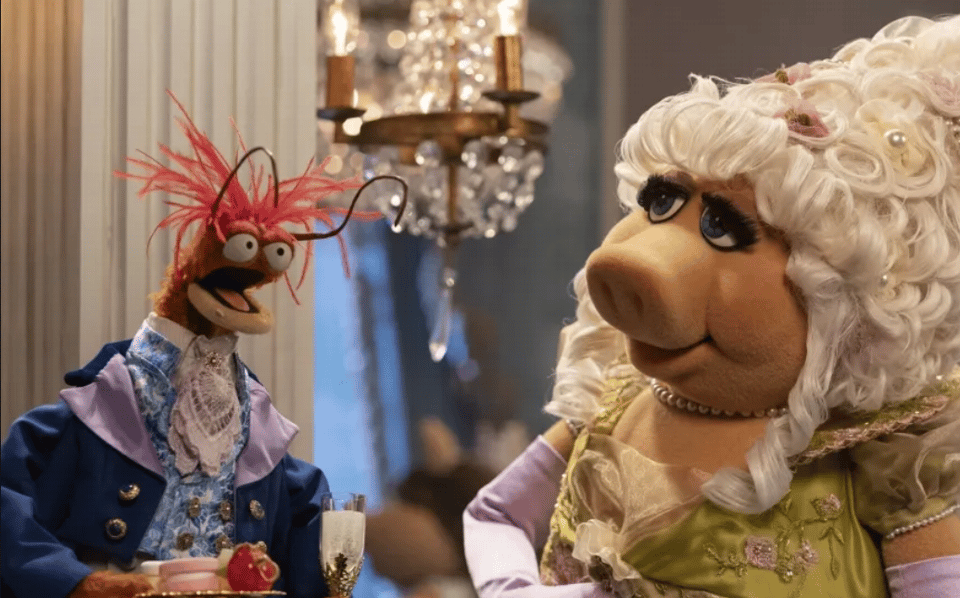 A screenshot from the Muppet Show special, depicting Pepe the King Prawn and Miss Piggy in regency dress.
