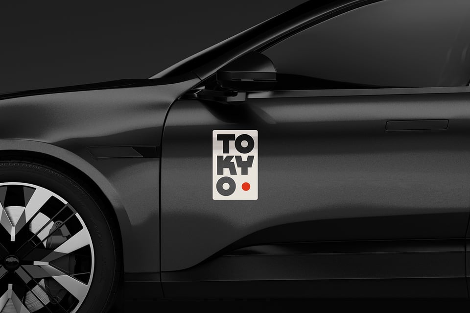 Side view of Polestar 4 in black with Tokyo sticker