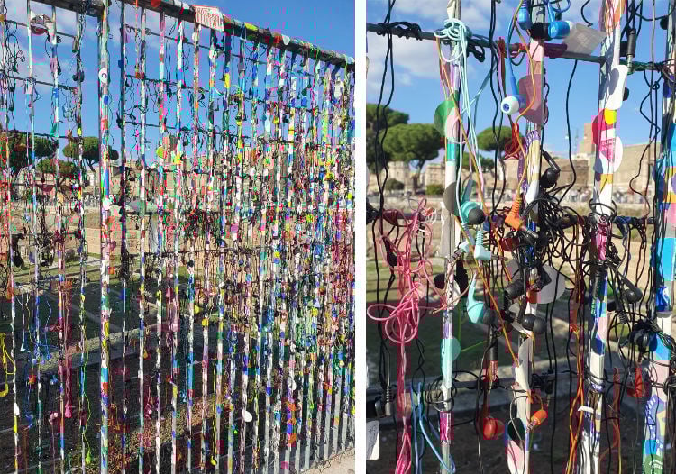 Des dizaines d'écouteurs colorés attachés à une grille