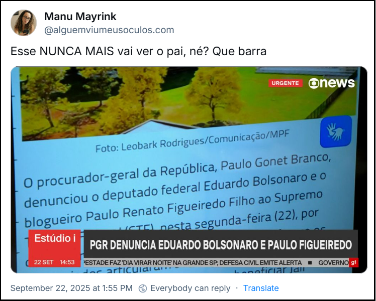 Post de Manu Mayrink (@alguemviumeusoculos.com) com o texto: Esse NUNCA MAIS vai ver o pai, né? Que barra (imagem mostra a tela de um telejornal da Globo News, exibindo a manchete "PGR DENUNCIA EDUARDO BOLSONARO E PAULO FIGUEIREDO". A notícia se refere a uma denúncia formalizada pelo procurador-geral da República, Paulo Gonet Branco, contra o deputado federal Eduardo Bolsonaro e o blogueiro Paulo Renato Figueiredo Filho.)