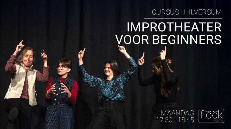 4 cursisten op een podium, dansend met vingers in de lucht