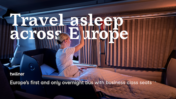 Imagen promocional de Twiliner en la que se ve una mujer reclinada en un asiento de autobús reclinable convertido en cama. Está mirando el cielo nocturno del exterior apartando ligeramente la cortina de la ventana. Sobre la imagen dice "Viaja dormido a través de Europa. Twiliner, el primer y único bus nocturno con asientos de clase business de Europa"