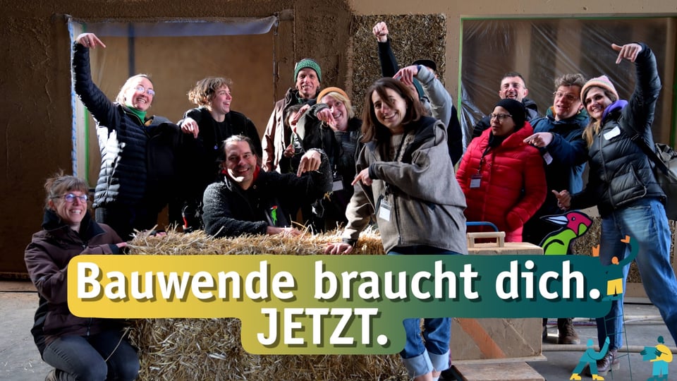 Foto mit Mitgleidern von LifeLab und Mitarbeitenden der Zimmerei Grünspecht mit Holzballen und einer großen Aufschrift: Bauwende braucht dich. JETZT.