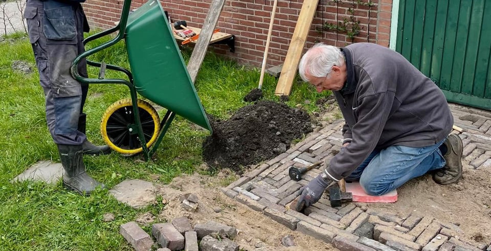 Stoepje leggen tijdens meewerkdag