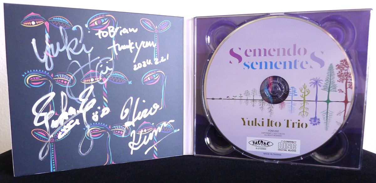 Inside case of CD “Semendo Sementes” by Yuki Ito Trio