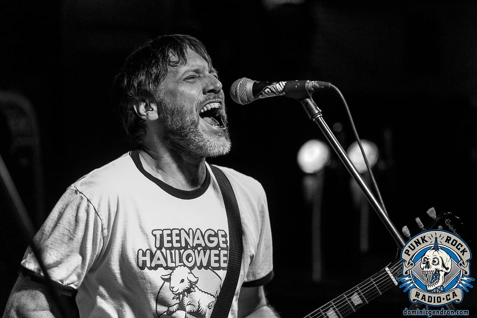 Frank crie dans un microphone