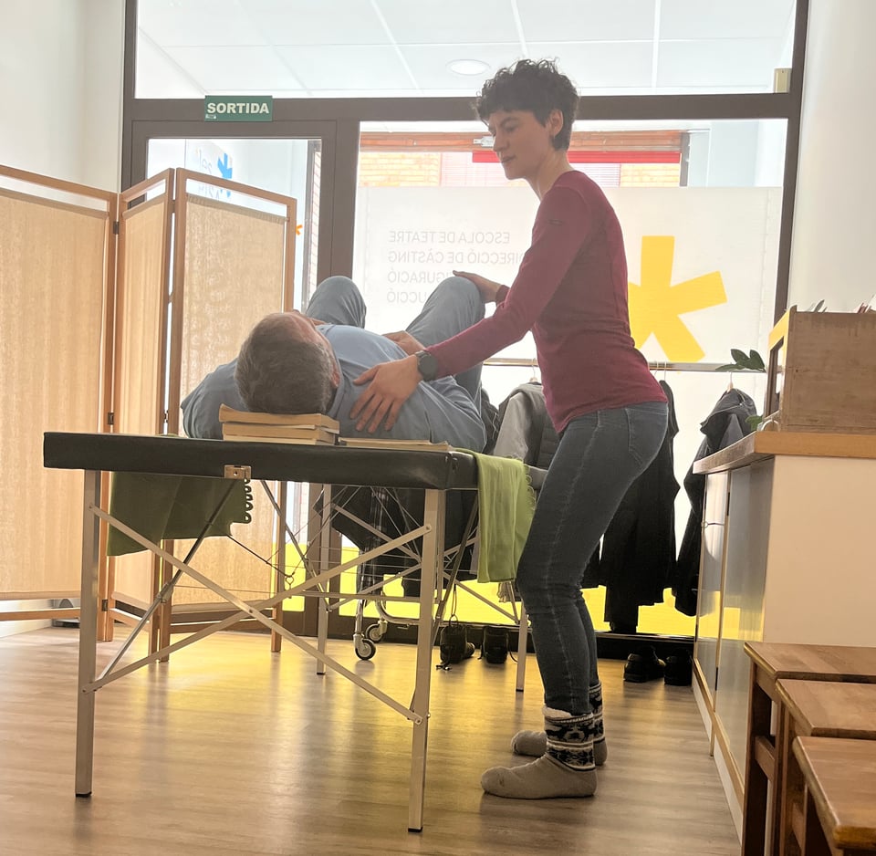 Picture of Céline working with someone lying on a table.