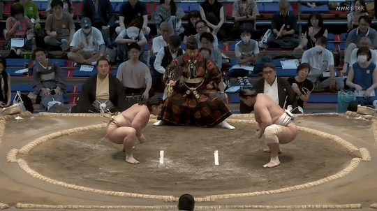 Sumo wrestler Kawaoe, then named Kiho, performs a perfect Henka move sending his opponent diving hands-first to the ring.