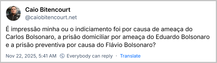 Post de Caio Bitencourt (@caiobitencourt.net) com o texto: É impressão minha ou o indiciamento foi por causa de ameaça do Carlos Bolsonaro, a prisão domiciliar por ameaça do Eduardo Bolsonaro e a prisão preventiva por causa do Flávio Bolsonaro?